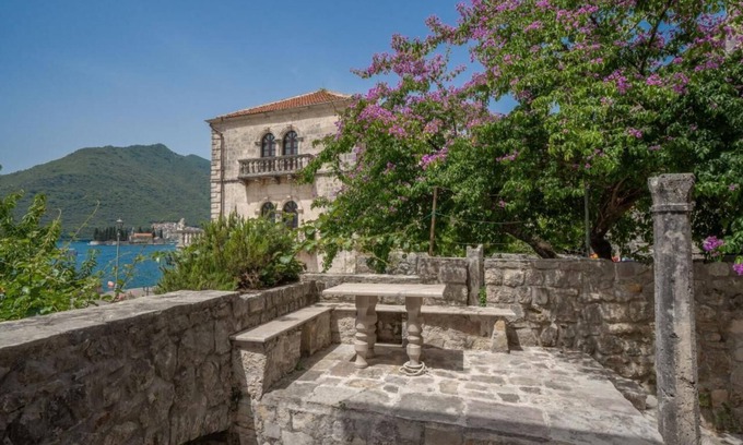 Perast Villa | Splendid two-storey villa by the sea!