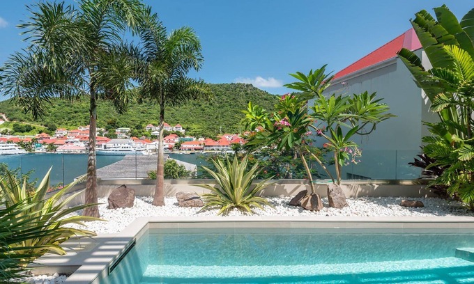 Public Villa | Splendid Villa Located in a Downtown Area