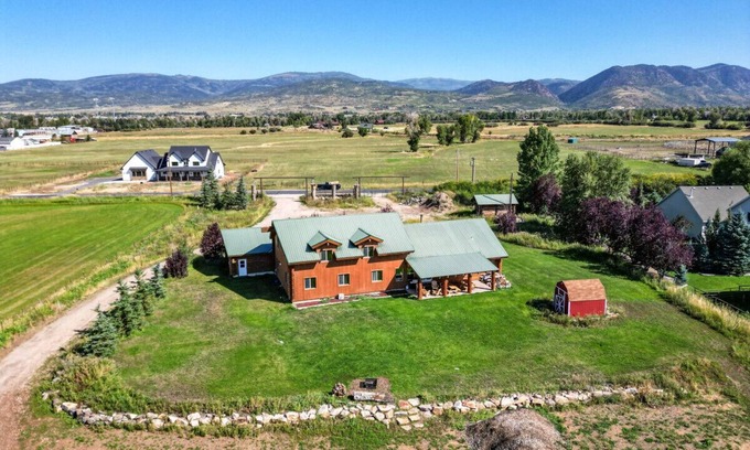 Kamas Apartment | Splendor Valley Farms · Huge Log Cabin w/King Bed, Bunk Beds, & Game Room