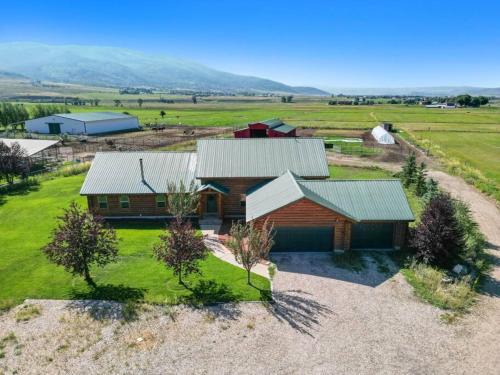 Kamas House | Splendor Valley Farms: Huge Log Cabin w/Game Room