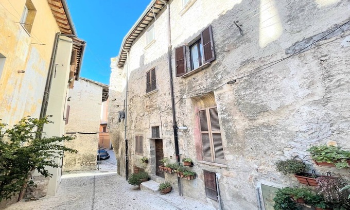 Spoleto Villa | Spoleto detached villa centrally located - car unnecessary - wifi - sleeps 10