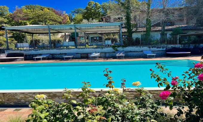 Spoleto Condo | Spoleto Pool Side-Apt 3/Spoleto centre 0.7 kms/sleeps 4/Wifi+aircon