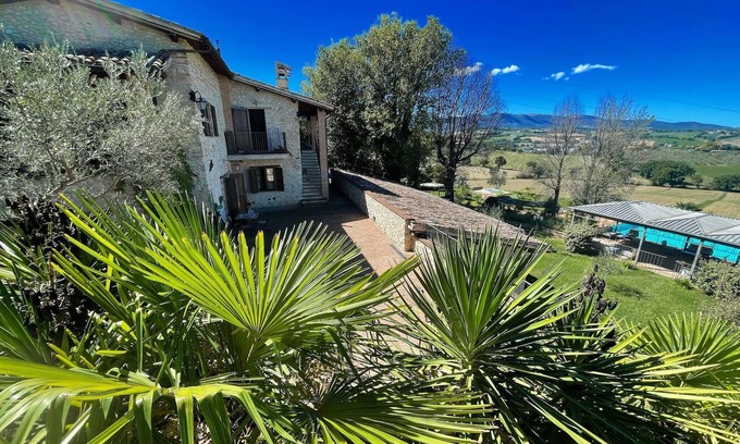 Spoleto Villa | Spoleto Poolside - Sleeps 24
