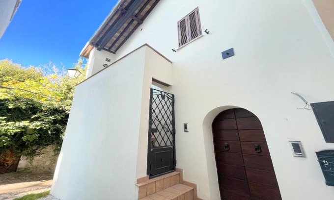 Spoleto Villa | Spoleto storico spacious city house - car unnecessary - wifi - sleeps 10
