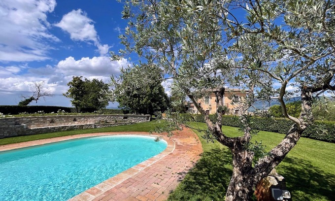 Spoleto Villa | Spoleto Tranquilita sleeps 20 with Wifi Pool Yoga Studio Gardens and Views