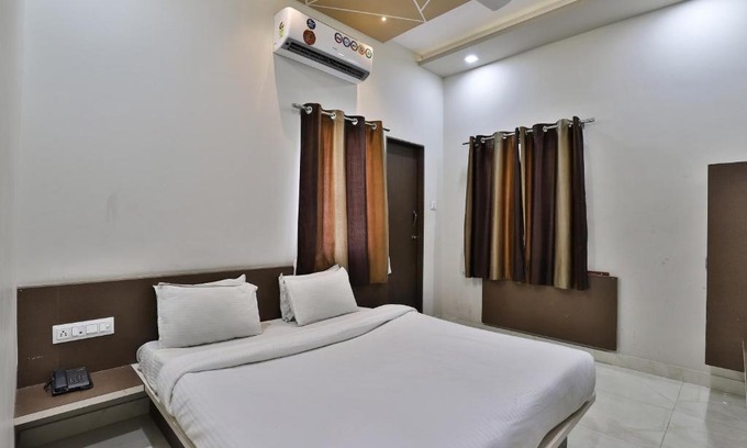 Dwarka Hotel | SPOT ON 39522 Hotel Shree Dhara