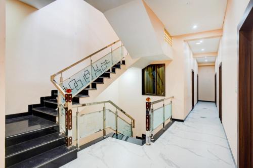 Ujjain Hotel | SPOT ON Hotel Krishna Raj