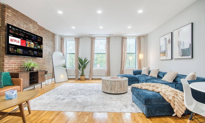 Port Morris Apartment | Sprawling 2BR w King Bed, fast WiFi, 20 minutes to Times Square!