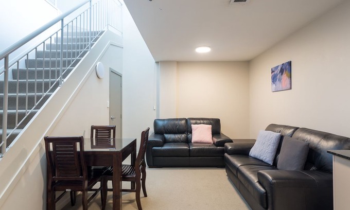 Newton Apartment | Spread your wings in this spacious pad w carpark