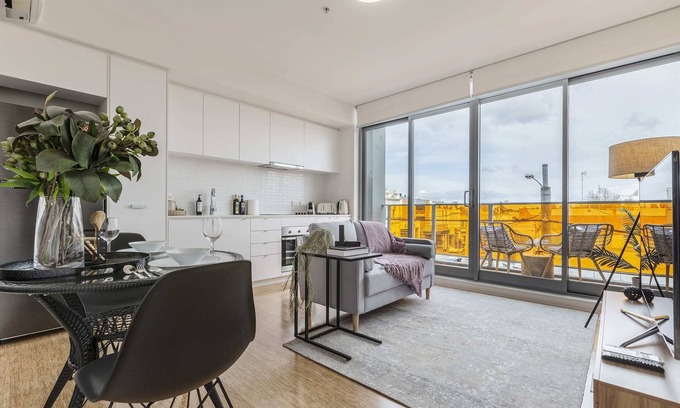 Moonee Ponds Apartment | Spring Racing here you come!