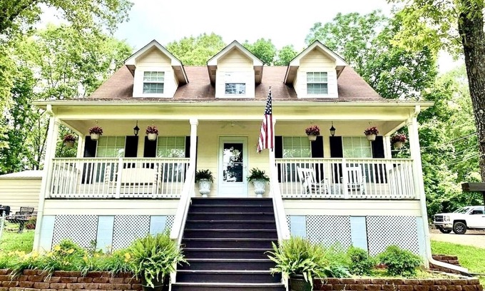 Hardy House | Spring River Getaway