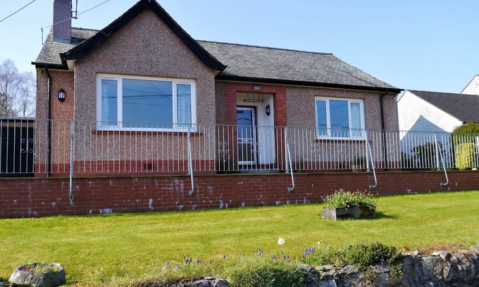 Dalbeattie Cottage | Springfield - a bungalow that sleeps 4 guests in 2 bedrooms