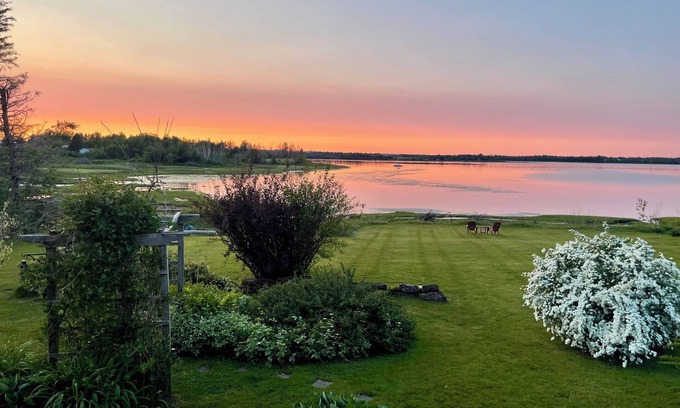Corran Ban House | Spruce Cove Retreat 2 separate spaces in one! Main and guest house. Pet friendly