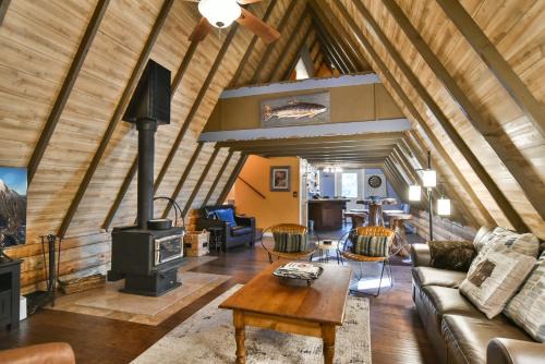 Breckenridge House | Spruce Creek Lodge: Pet Friendly Mountain Retreat