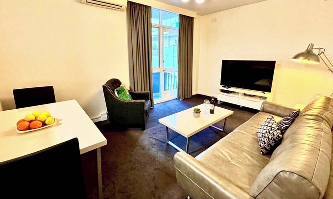 Melbourne Airport Apartment | St Kilda Apmnt Moments to Acland St With Parking!