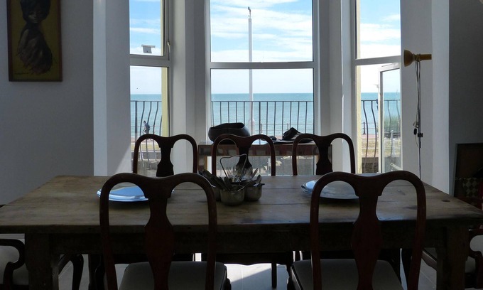 St Leonards-On-Sea Apartment | St Leonards On Sea - Seafront First Floor Flat W/ Stunning Sea View