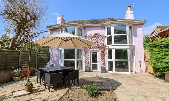 Ryde Cottage | ST. MICHAEL’S HOUSE, pet friendly, with a garden in St Helens