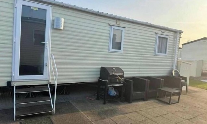 Clacton-on-Sea Cabin | St Osyth Beach 3-Bed Caravan, Sleeps 8, Parking