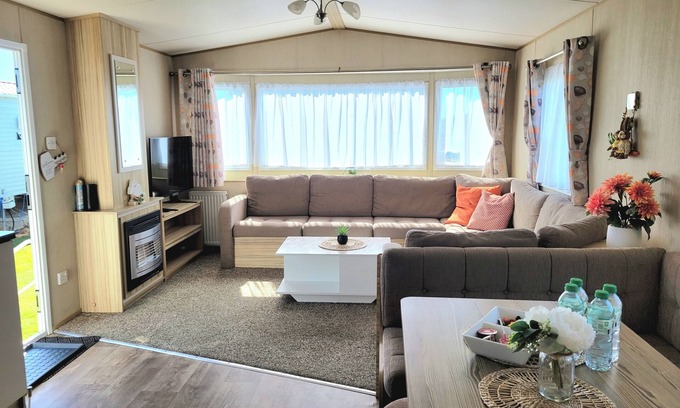 Clacton-on-Sea Cabin | St Osyth- Sleeps8-freeparking-wifi-holidaypark