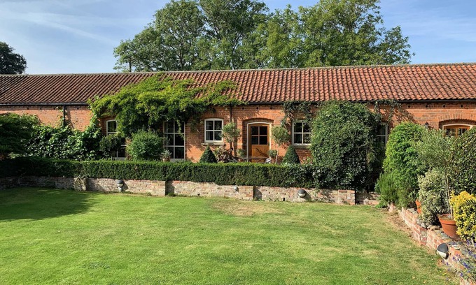 Withernwick Cottage | STABLE COTTAGE, pet friendly, luxury holiday cottage in Withernwick