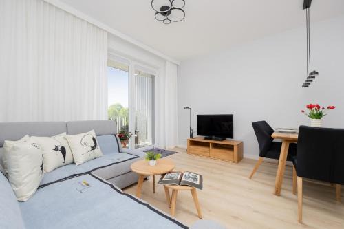Wola Apartment | Stacja Wola Nowoczesny Apartament z Balkonem i Parkingiem Warszawa by Noclegi Renters