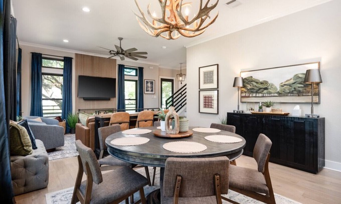 College Hills Estates House | Stadium View: 4 King Suites, 2 Living Rooms, Walk to A&M and Golf Course