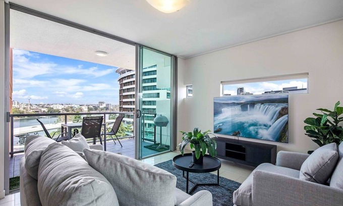 Milton Apartment | Stadium Vue, 3Bd,Riverview Pool, 300m to S/Stadium