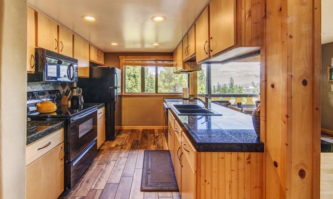 Tahoe Village Ski Chalet | Stagecoach Lift at Heavenly! - 8 max occupancy