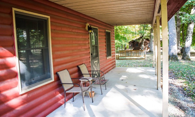 Triumph Cabin | Stand Alone cabin with Whirlpool Tub, Full Kitchen & Fire Pit Near Starved Rock
