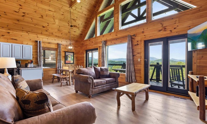 Gatlinburg - Pigeon Forge Resort | Starry Nights is a beautiful three-bedroom cabin located in Mountain View Court.