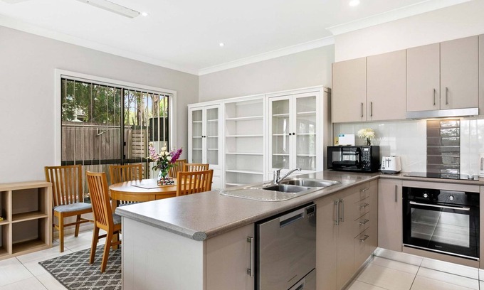 Pialba House | Stars on Torquay Road