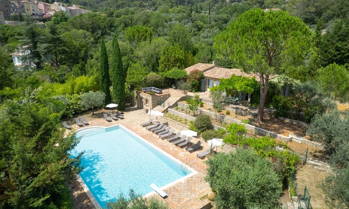 Callas House | Stately property with 3 tennis & sport courts and a large pool, village 5' walk