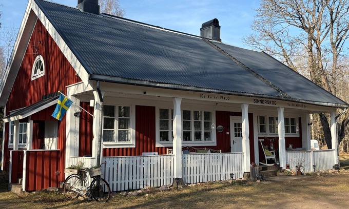 Hogsby Municipality Apartment | Stationskontor - Your vacation apartment in Sinnerskog's old train station