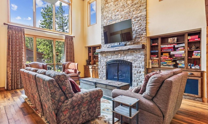 Trafalgar House | Stay at Friendly Fox Chalet, a large pet friendly home in a great location.