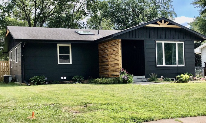 Lincoln House | Stay at the Lazy Llama House with Self Check-In