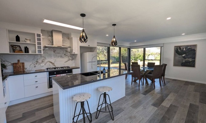 Downer House | Stay@Downer ~ newly renovated! 4bed 2bath