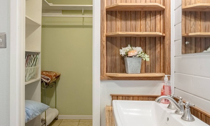 Carmine Cottage | Stay Eat Shop & Antiques. 10 min to Roundtop 5 min to La Bahia & local Wineries.