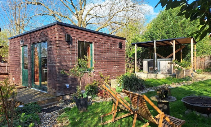 Andenne Bed & Breakfast | Stay for 2 in a cosy micro-lodge in the heart of nature, with private Jacuzzi.