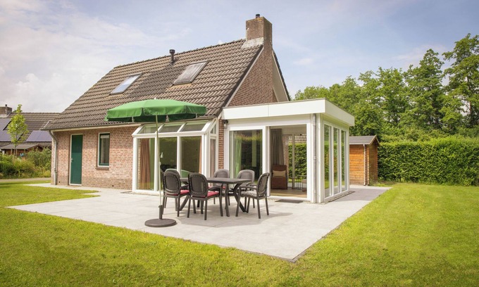 Nieuw Heeten House | Stay in Bungalow Schipbeek XL for 6 persons at Vakantiepark de Sallandshoeve – spacious, comfortable, and private accommodation in the heart of nature.