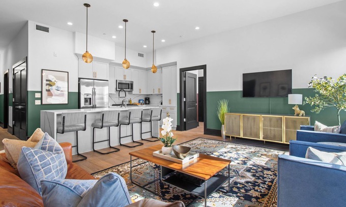 Central Business District Hotel | Stay Near French Quarter – Stylish Suites with Rooftop Amenities!