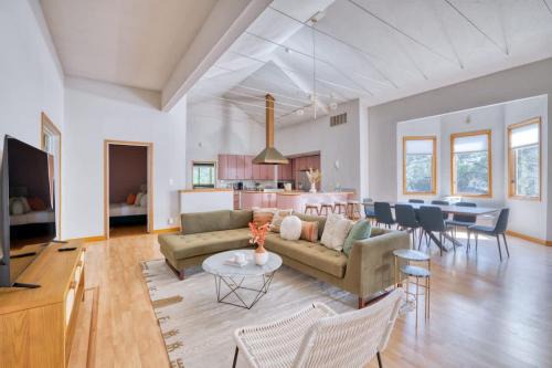 Corbett - Terwilliger - Lair Hill House | Stay Portland - Urban Rose Residence - Downtown & OHSU Proximity!