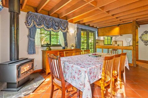 Mount Dandenong House | StayAU Luxury Candlewick Cottage in Dandenong