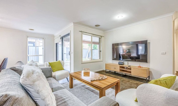 Derrimut Apartment | StayAU Newly 8 Beds Spacious Home in Derrimut