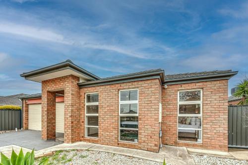 Derrimut House | StayAU Newly 8 Beds Spacious Home in Derrimut
