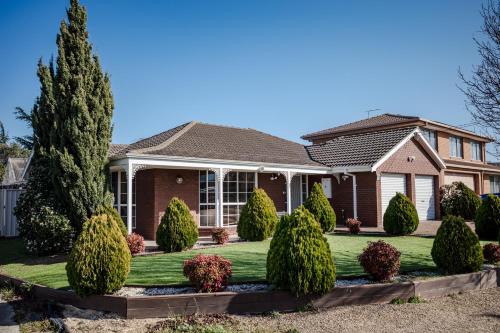 Seabrook House | StayAU Tranquil 4BR Lakeside Retreat in Seabrook