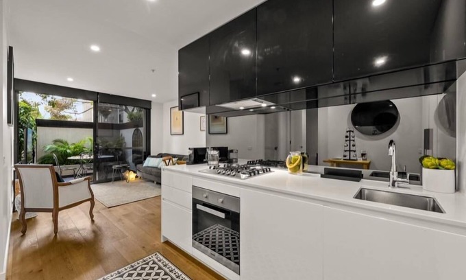 Hawthorn East Apartment | StayCentral - Hawthorn East Elegance with Study - Albert St, Hawthorn East - 2 Bedrooms, 2 Beds, 2 Bathrooms, 2 parking spots.