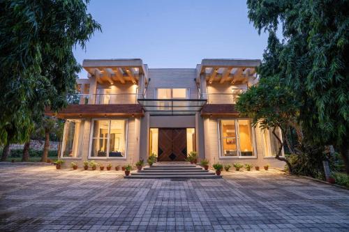 New Delhi Villa | StayVista at Estate 10 by Tarika - Luxury 4BR with Outdoor Pool and Lawn, ideal of events in Delhi