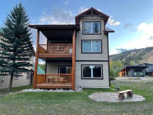 East Kootenay Apartment | Stemwinder Duplex Chalet by StayIn