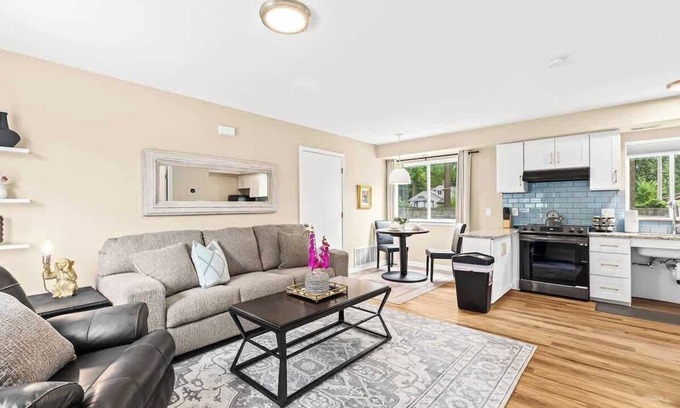 Roseville House | Step-Free 1BR in Roseville | King Bed | End Unit