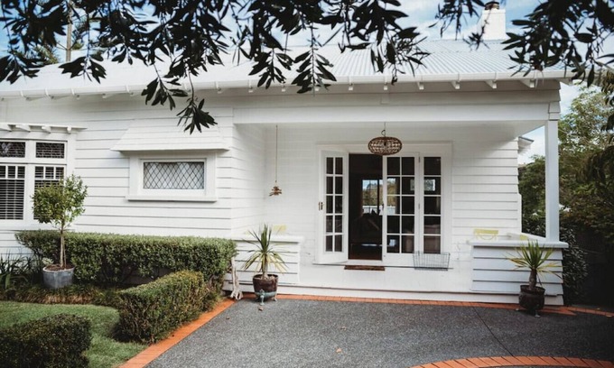 Oneroa House | Step into this beautiful vintage villa and relax – your holiday has begun.